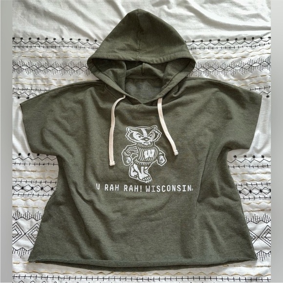 Original Retro Brand Tops - Wisconsin Badgers Cropped Tri-Blend Short Sleeve Hoodie